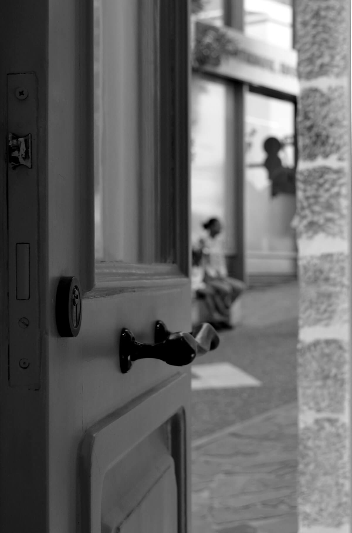 Aeora Shop, main picture in black and white